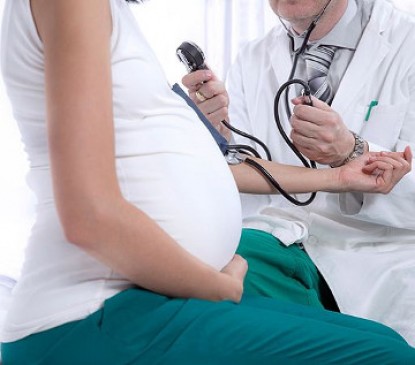 Male Dr treats the pregnant woman after the Lady Doctor denies to treat