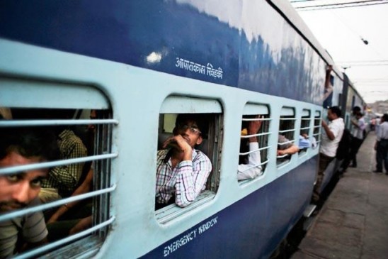 कम हो रहे यात्री, जबकि बढ़ रही रेलवे की आमदनी, आखिर क्या है माजरा?