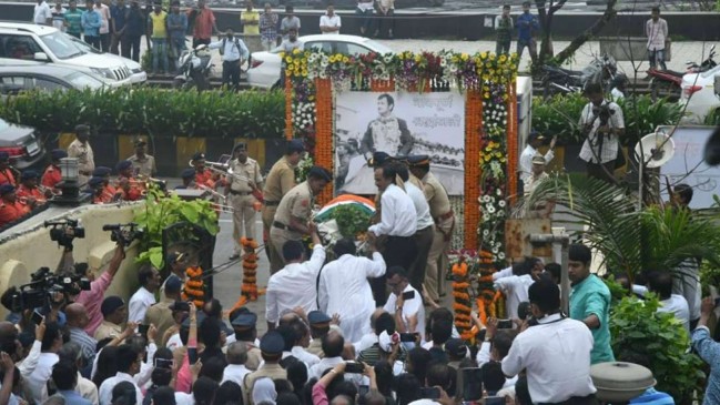 राजकीय सम्मान के साथ अजीत वाडेकर का अंतिम संस्कार, सचिन ने बताई अपूर्णीय क्षति
