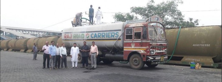 बारिश से तबाह केरल में रेलवे ने भेजा 7 लाख लीटर पीने का पानी बारिश से तबाह केरल में रेलवे ने भेजा 7 लाख लीटर पीने का पानी