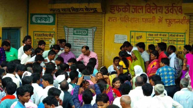 Urea distribution is done to farmers in surveillance of Police