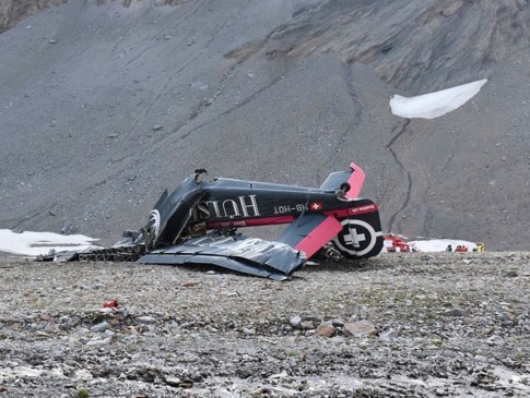 स्विस माउंटेन पर क्रैश हुआ विंटेज प्लेन, 20 लोगों की मौत