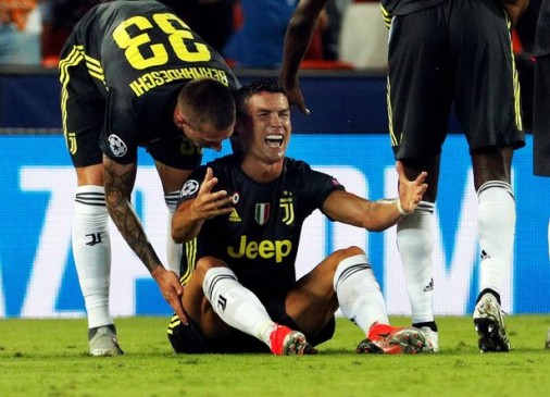UEFA Champions League: रेड कार्ड मिला तो बीच मैदान में ही फूट पड़े रोनाल्डो के आंसू UEFA Champions League: रेड कार्ड मिला तो बीच मैदान में ही फूट पड़े रोनाल्डो के आंसू