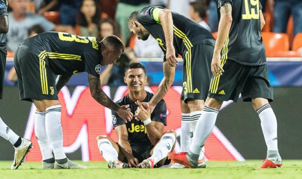 UEFA Champions League: रेड कार्ड मिला तो बीच मैदान में ही फूट पड़े रोनाल्डो के आंसू UEFA Champions League: रेड कार्ड मिला तो बीच मैदान में ही फूट पड़े रोनाल्डो के आंसू