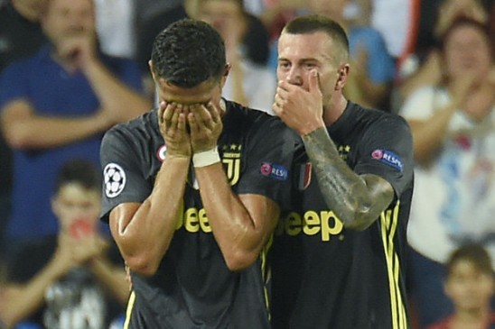 UEFA Champions League: रेड कार्ड मिला तो बीच मैदान में ही फूट पड़े रोनाल्डो के आंसू UEFA Champions League: रेड कार्ड मिला तो बीच मैदान में ही फूट पड़े रोनाल्डो के आंसू