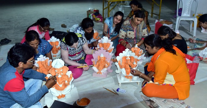 भक्तों को भा रही बप्पा की मनमोहक मूर्तियां, इको फ्रेंडली गणेश स्थापित करने पर भी जोर भक्तों को भा रही बप्पा की मनमोहक मूर्तियां, इको फ्रेंडली गणेश स्थापित करने पर भी जोर