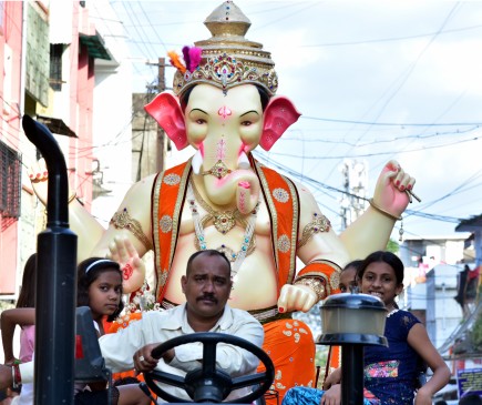 भक्तों को भा रही बप्पा की मनमोहक मूर्तियां, इको फ्रेंडली गणेश स्थापित करने पर भी जोर भक्तों को भा रही बप्पा की मनमोहक मूर्तियां, इको फ्रेंडली गणेश स्थापित करने पर भी जोर