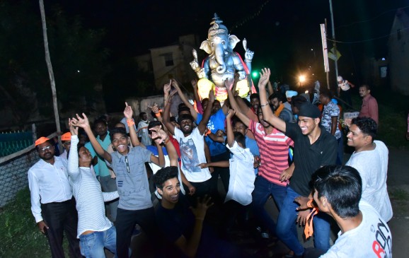 भक्तों को भा रही बप्पा की मनमोहक मूर्तियां, इको फ्रेंडली गणेश स्थापित करने पर भी जोर भक्तों को भा रही बप्पा की मनमोहक मूर्तियां, इको फ्रेंडली गणेश स्थापित करने पर भी जोर