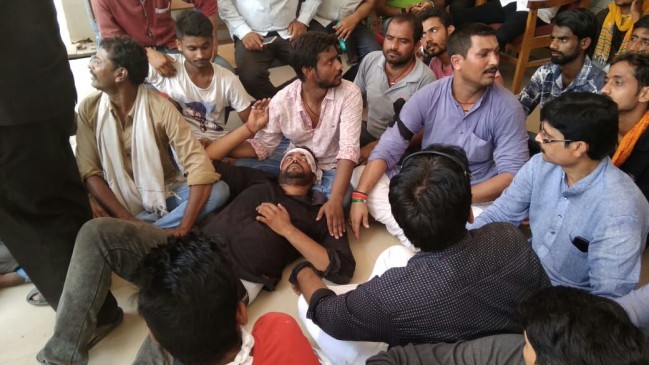 पिछड़ा वर्ग महाकुंभ : CM को काले झंडे दिखा रहे प्रदर्शनकारियों पर लाठीचार्ज, जमकर हुआ पथराव पिछड़ा वर्ग महाकुंभ : CM को काले झंडे दिखा रहे प्रदर्शनकारियों पर लाठीचार्ज, जमकर हुआ पथराव