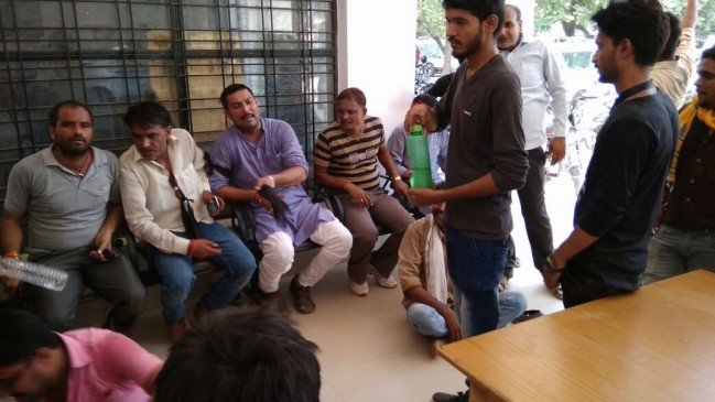 पिछड़ा वर्ग महाकुंभ : CM को काले झंडे दिखा रहे प्रदर्शनकारियों पर लाठीचार्ज, जमकर हुआ पथराव पिछड़ा वर्ग महाकुंभ : CM को काले झंडे दिखा रहे प्रदर्शनकारियों पर लाठीचार्ज, जमकर हुआ पथराव