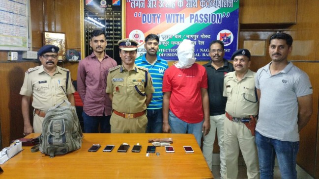 A accused arrested by RPF, theft mobiles from different trains