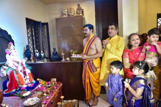 सीएम के घर वर्षा में विराजे गणपति, गडकरी ने मांगी जनता की खुशहाली सीएम के घर वर्षा में विराजे गणपति, गडकरी ने मांगी जनता की खुशहाली
