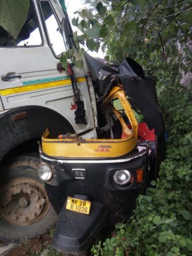 Dumper collide with auto, two people died on in this accident