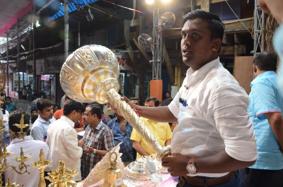 Five kg gold - 75 kg silver at feet of Lalbagh ka Raja, 1 crore 9 lakhs received from auction