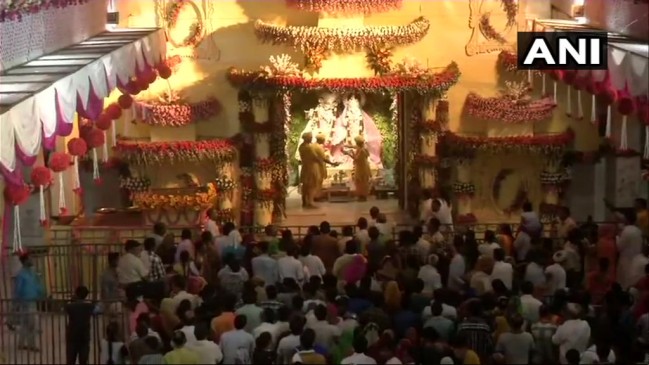 जन्माष्टमी: भगवान कृष्ण के दर्शन करने देश-विदेश से मथुरा पहुंचे श्रद्धालु जन्माष्टमी: भगवान कृष्ण के दर्शन करने देश-विदेश से मथुरा पहुंचे श्रद्धालु