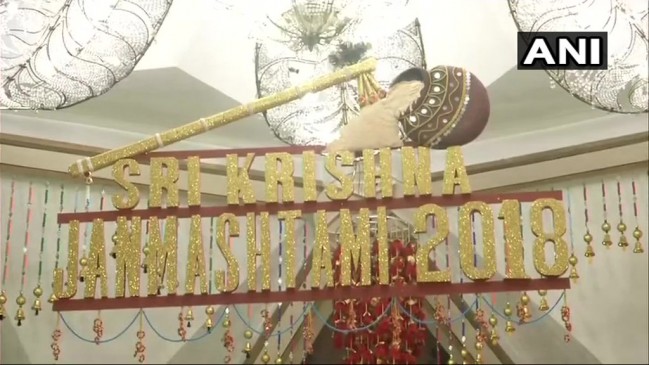 जन्माष्टमी: भगवान कृष्ण के दर्शन करने देश-विदेश से मथुरा पहुंचे श्रद्धालु जन्माष्टमी: भगवान कृष्ण के दर्शन करने देश-विदेश से मथुरा पहुंचे श्रद्धालु