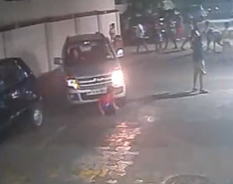 Viral Video: बास्केटबॉल खेल रहे बच्चे पर महिला ने चढ़ा दी कार, फिर हुआ यह चमत्कार