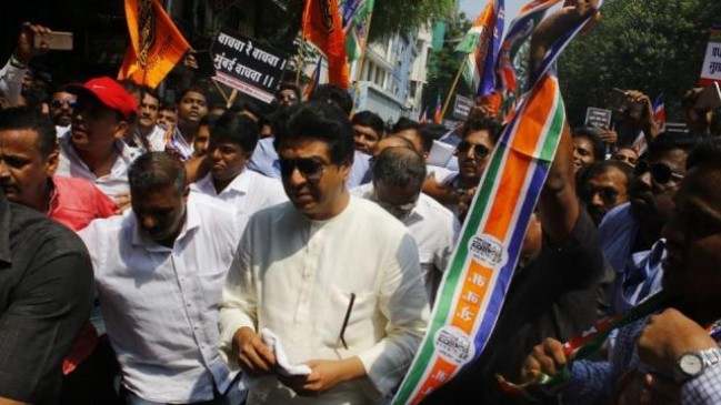 MNS activists beaten to a facebook user on negative comments regarding Raj Thackeray