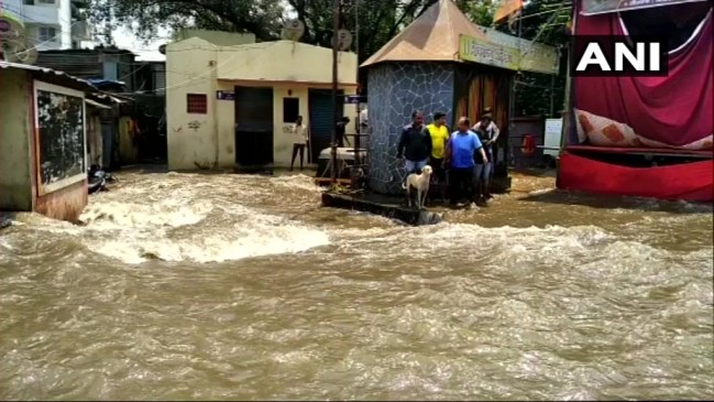 Mutha river wall collapsed in Pune, water entered in houses and traffic stopped