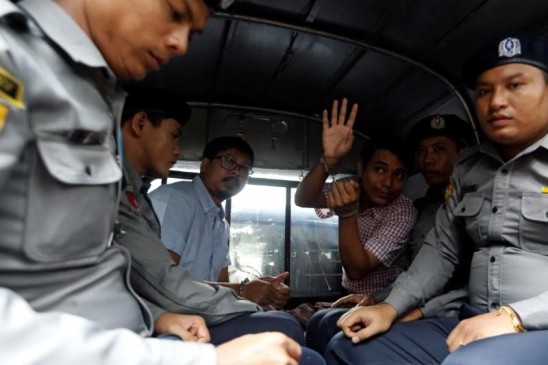 रोहिंग्या पर रिपोर्ट तैयार करने म्यांमार गए रॉयटर्स के दो पत्रकारों को 7 साल की कैद रोहिंग्या पर रिपोर्ट तैयार करने म्यांमार गए रॉयटर्स के दो पत्रकारों को 7 साल की कैद