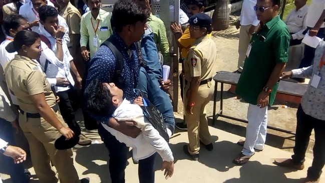 Police beats the unemployed youth in an Employment conference