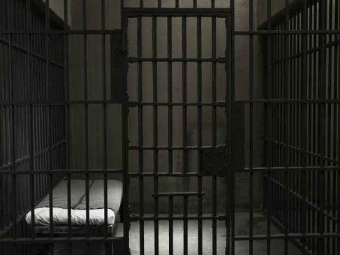 prisoner reach in court with roti of jail for complaint of quality