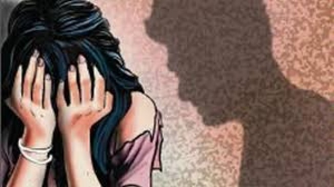 राष्ट्रपति से सम्मानित CBSE टॉपर को किडनैप कर 12 लोगों ने किया गैंगरेप राष्ट्रपति से सम्मानित CBSE टॉपर को किडनैप कर 12 लोगों ने किया गैंगरेप