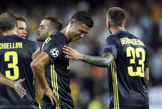 UEFA Champions League: रेड कार्ड मिला तो बीच मैदान में ही फूट पड़े रोनाल्डो के आंसू UEFA Champions League: रेड कार्ड मिला तो बीच मैदान में ही फूट पड़े रोनाल्डो के आंसू
