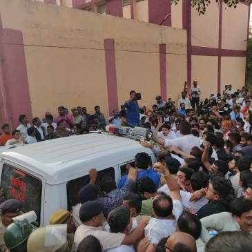 CG सेक्स सीडी कांड: भूपेश बघेल जेल में, कांग्रेस का जेल भरो आंदोलन, कई विधायक गिरफ्तार CG सेक्स सीडी कांड: भूपेश बघेल जेल में, कांग्रेस का जेल भरो आंदोलन, कई विधायक गिरफ्तार