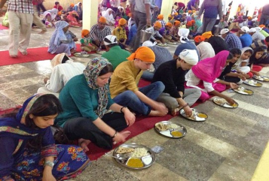 फर्श पर बैठकर खाना खाने के फायदे आपको हैरत में डाल देंगे फर्श पर बैठकर खाना खाने के फायदे आपको हैरत में डाल देंगे