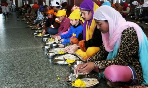 फर्श पर बैठकर खाना खाने के फायदे आपको हैरत में डाल देंगे फर्श पर बैठकर खाना खाने के फायदे आपको हैरत में डाल देंगे
