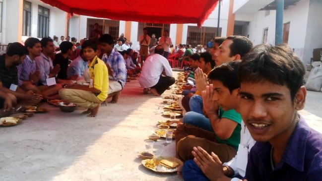 फर्श पर बैठकर खाना खाने के फायदे आपको हैरत में डाल देंगे फर्श पर बैठकर खाना खाने के फायदे आपको हैरत में डाल देंगे