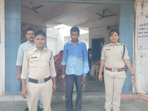 The GRP caught the accused in the sensational case of abducting a minor traveling in the train