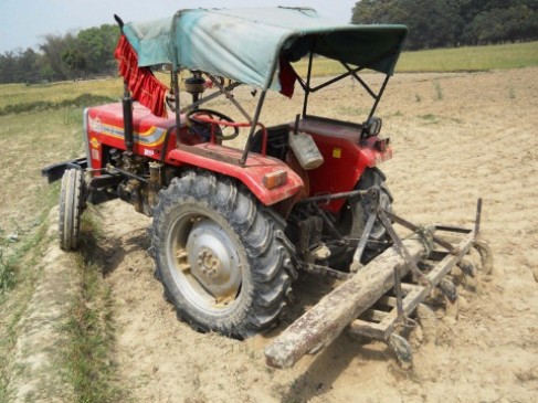 While cutting the grass of the farm in Kanhwara village under Maihar police station