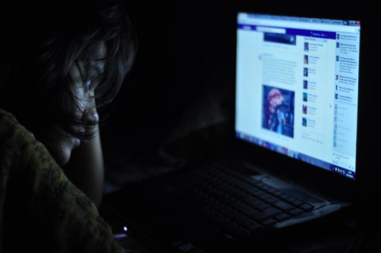 woman lost two lakh rupees in order to get a gift from social media friend