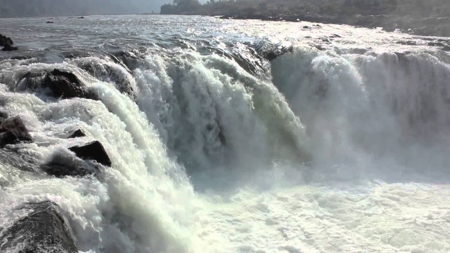 women going for suicide with 2 daughters saved by the tourists in Bhedaghat