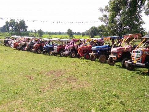 Worship of a tractor instead of oxen on the pola festival in maharashtra