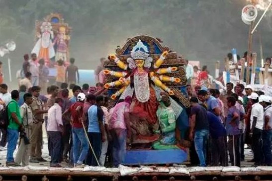दुर्गा विसर्जन करने जा रहे भक्तों से भरी पिकअप पलटी, 20 की हालत गंभीर, 11 रेफर