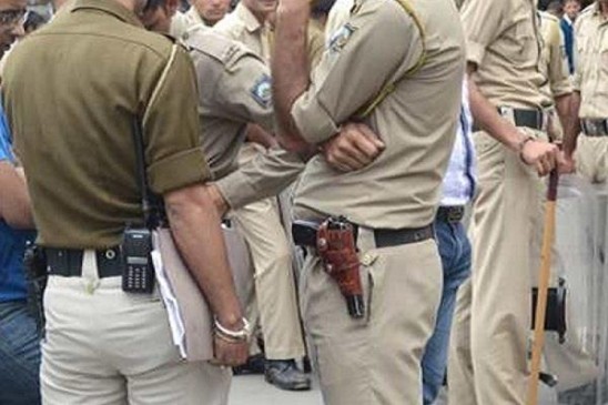 5 policemen suspended after Video Viral, entertained Dawoods brother