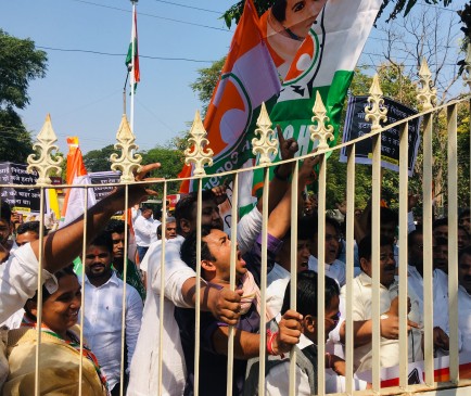 Congress protesters ruckus in front of CBI office, stopped on gate