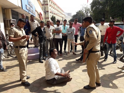 Crazy man inter in ATM and created problem in jabalpur city