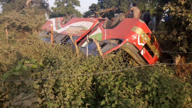 Double-decker bus going to Allahabad, passing through Maihar-Chitrakoot, turned around uncontrollably