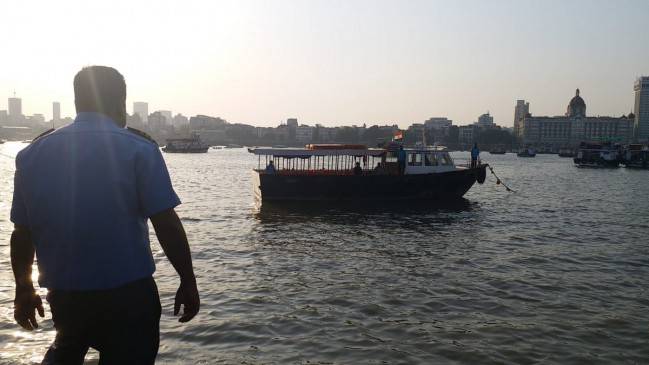 अधिकारियों को लेकर जा रही स्पीड बोट समुद्र में डूबी, 1 की मौत