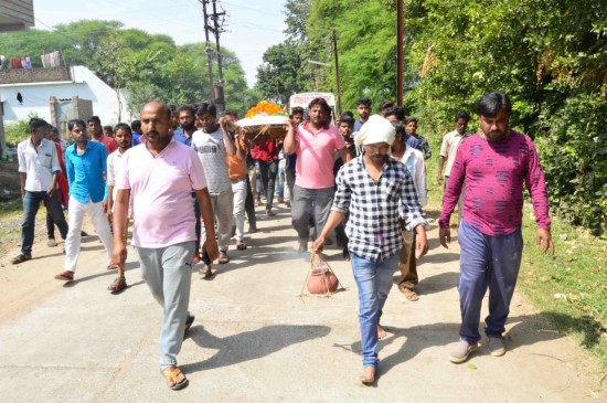 muslim friend perform funeral of a man with hindu rituals in chhindwara mp