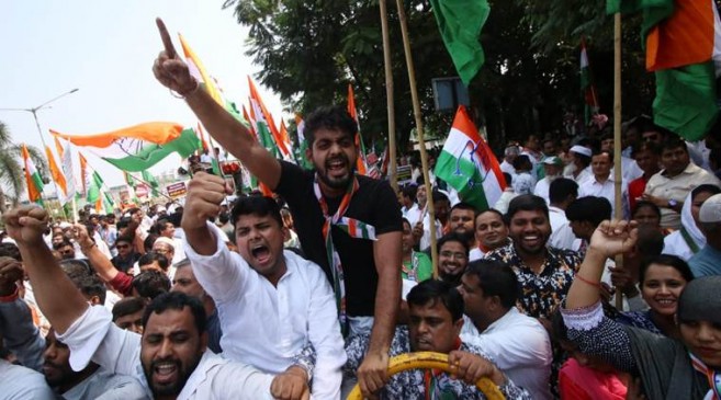 CBI विवाद को लेकर कांग्रेस का हल्ला बोल, पुलिस ने राहुल को हिरासत में लेकर छोड़ा CBI विवाद को लेकर कांग्रेस का हल्ला बोल, पुलिस ने राहुल को हिरासत में लेकर छोड़ा