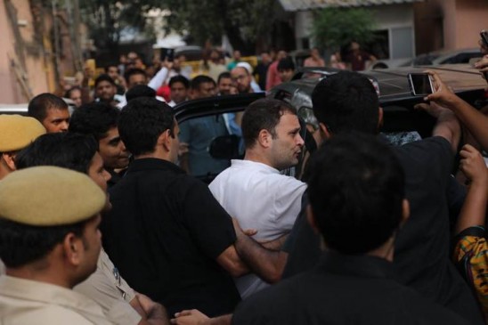 CBI विवाद को लेकर कांग्रेस का हल्ला बोल, पुलिस ने राहुल को हिरासत में लेकर छोड़ा CBI विवाद को लेकर कांग्रेस का हल्ला बोल, पुलिस ने राहुल को हिरासत में लेकर छोड़ा