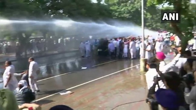 CBI विवाद को लेकर कांग्रेस का हल्ला बोल, पुलिस ने राहुल को हिरासत में लेकर छोड़ा CBI विवाद को लेकर कांग्रेस का हल्ला बोल, पुलिस ने राहुल को हिरासत में लेकर छोड़ा