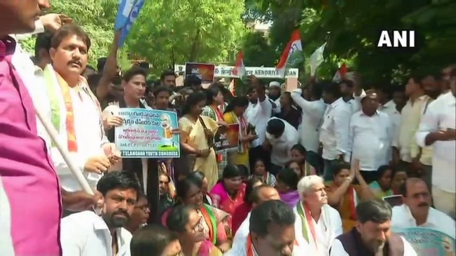 CBI विवाद को लेकर कांग्रेस का हल्ला बोल, पुलिस ने राहुल को हिरासत में लेकर छोड़ा CBI विवाद को लेकर कांग्रेस का हल्ला बोल, पुलिस ने राहुल को हिरासत में लेकर छोड़ा