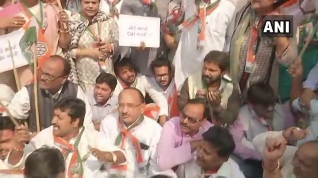 CBI विवाद को लेकर कांग्रेस का हल्ला बोल, पुलिस ने राहुल को हिरासत में लेकर छोड़ा CBI विवाद को लेकर कांग्रेस का हल्ला बोल, पुलिस ने राहुल को हिरासत में लेकर छोड़ा