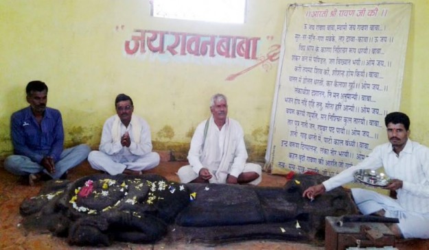 इन पांच जगहों पर जलाया नहीं पूजा जाता है रावण, जानिए क्या है वजह? इन पांच जगहों पर जलाया नहीं पूजा जाता है रावण, जानिए क्या है वजह?